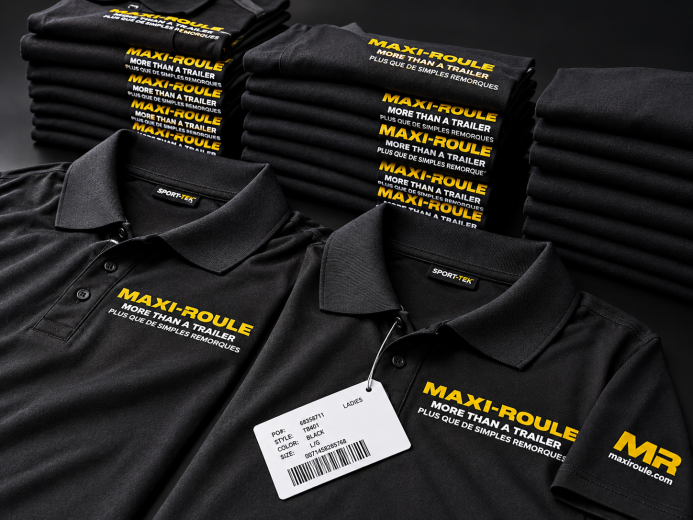 Polos Noirs Maxi Roule Soigneusement Pliés — réalisation L’Atelier 13, St-Hyacinthe