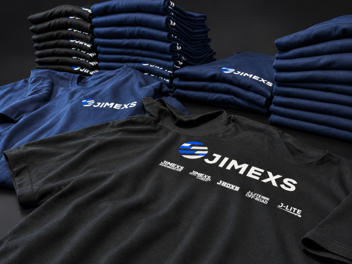 T Shirts Jimexs Empilés Sur Fond Sombre — réalisation L’Atelier 13, St-Hyacinthe